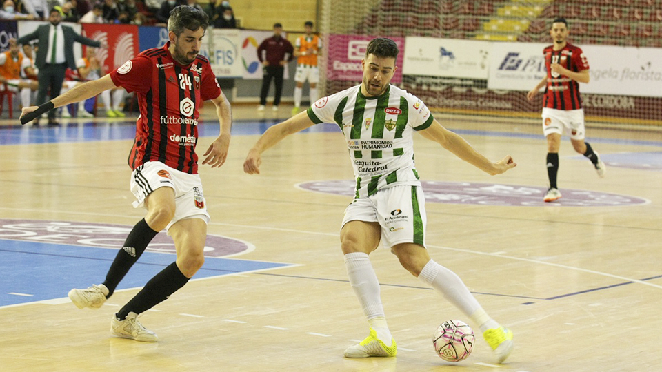 Saura, jugador del Córdoba Patrimonio, ante Adri Ortego, del Fútbol Emotion Zaragoza.