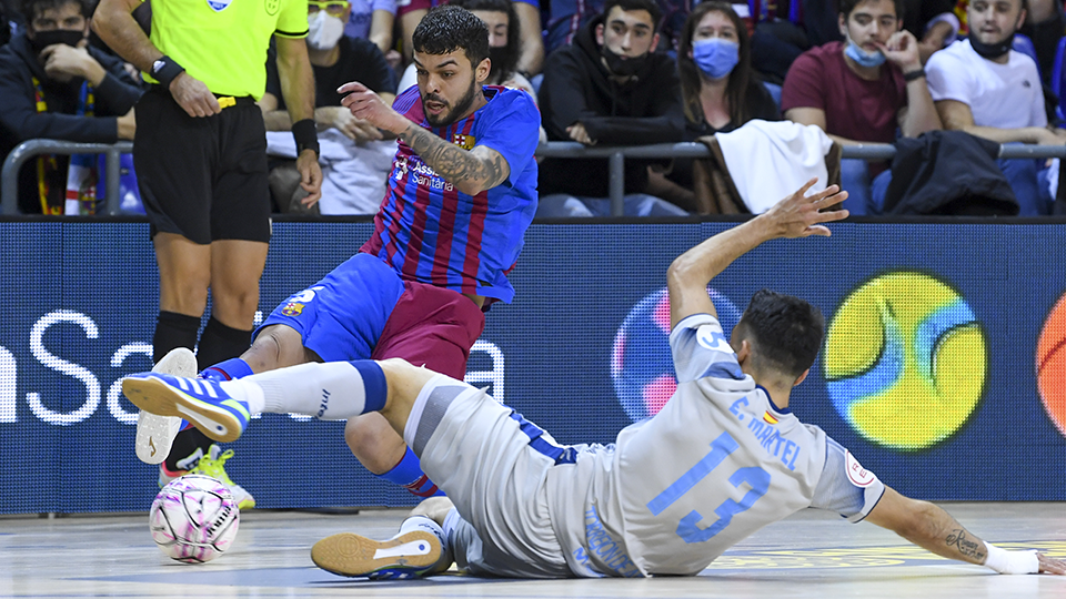 Matheus, del Barça, conduce el balón ante Éric Martel, de Inter FS