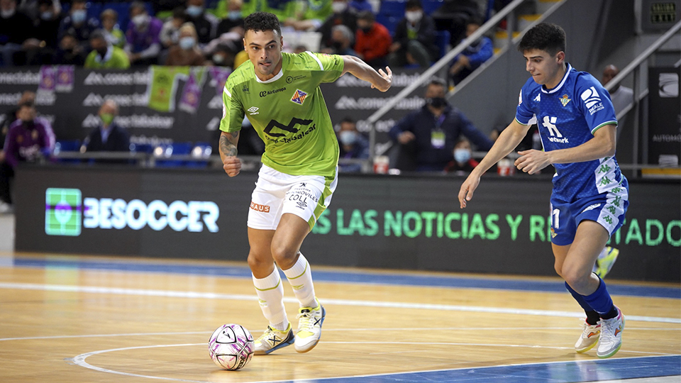 Mancuso, de Palma Futsal, conduce el balón ante Raúl, de Real Betis Futsal