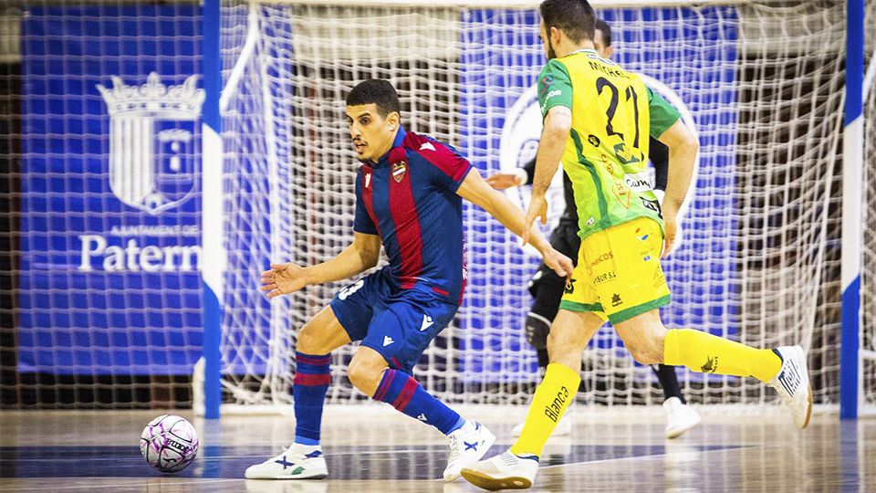 Hamza, del Levante UD FS, da un pase ante Míchel, del Jaén FS