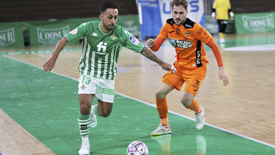 Joselito, del Real Betis Futsal, conduce el balón ante Álex Diz, del Burela FS