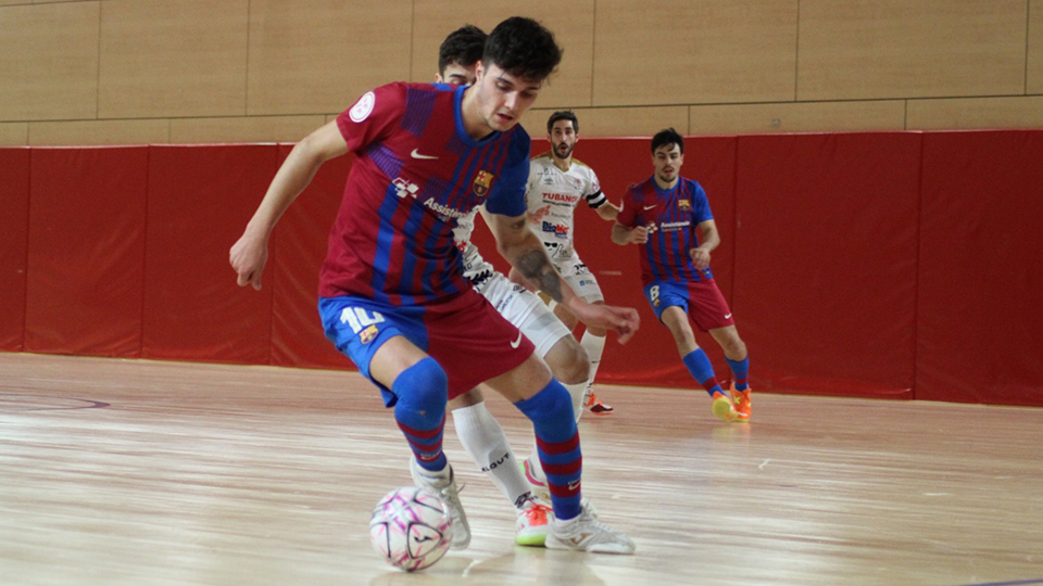 Campàs, del Barça B, conduce el balón durante un encuentro