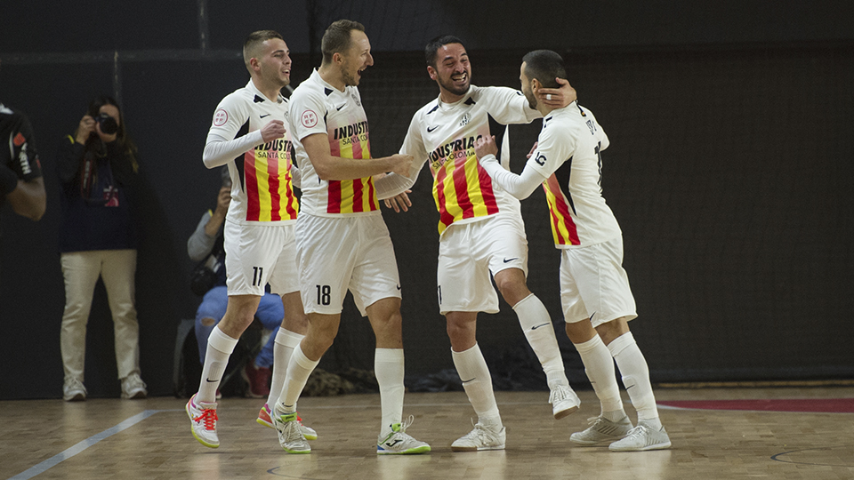 Los jugadores de Industrias Santa Coloma celebran un tanto.