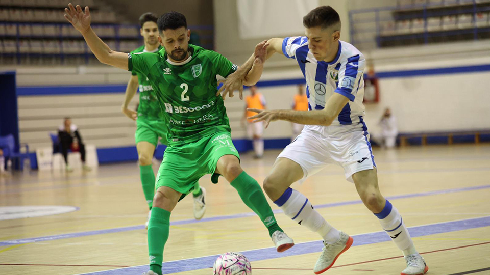 Burrito, jugador del BeSoccer CD UMA Antequera, ante Juanma, del CD Leganés.