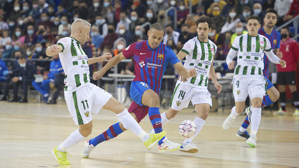 Ferrao, del Barça, intenta chutar ante Miguelín, de Córdoba Patrimonio.