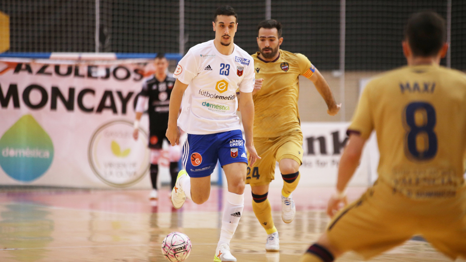 Piqueras, de Fútbol Emotion Zaragoza, conduce el balón ante Pedro Toro, del Levante UD FS