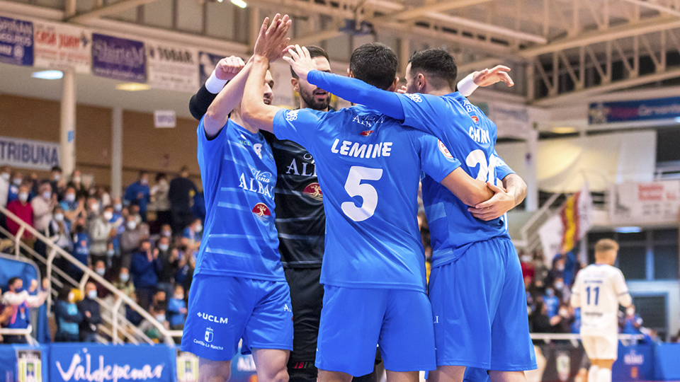 Los jugadores del Viña Albali Valdepeñas celebran un tanto.