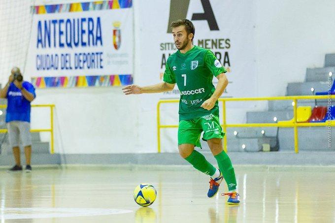 Cala, jugador del BeSoccer CD UMA Antequera, durante un encuentro