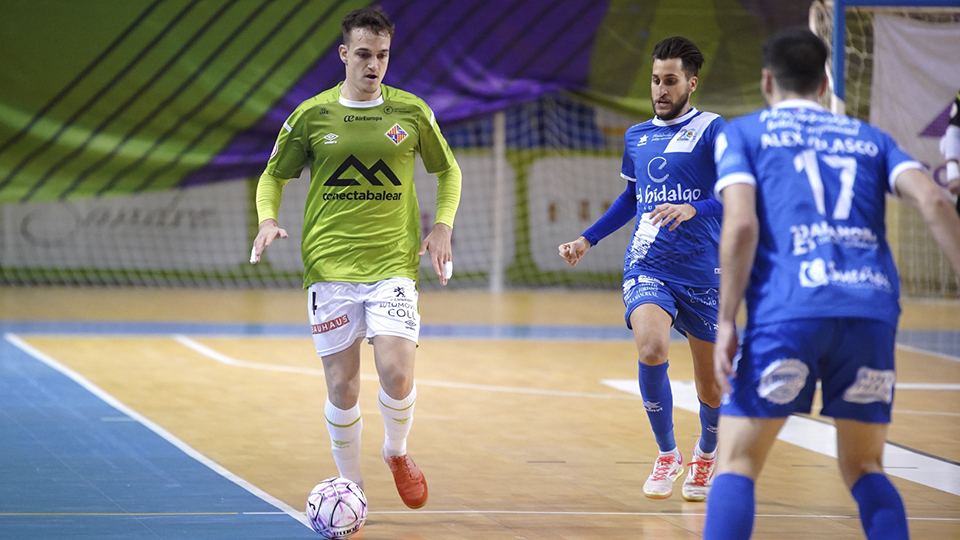 Pope, del Palma Futsal, conduce el balón ante Álex Fuentes, del Manzanares FS Quesos El Hidalgo