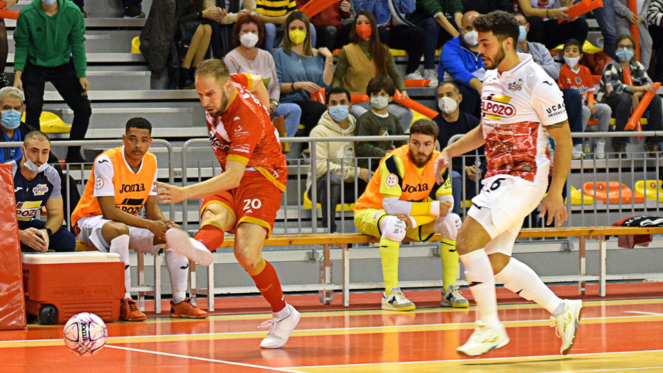 Solano, jugador del Jimbee Cartagena, dispara ante Matteus, de ElPozo Murcia Costa Cálida.