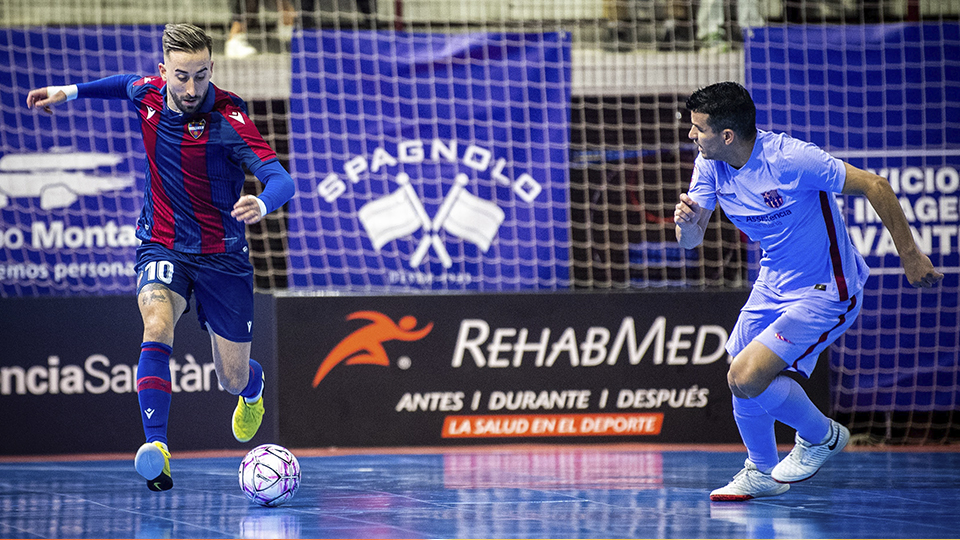 Rivillos, jugador del Levante UD FS, ante Marcenio, del Barça.