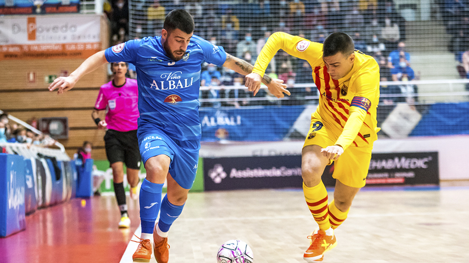 Catela, jugador de Viña Albali Valdepeñas, ante Sergio Lozano, del Barça. (Foto: ACP-FSV)