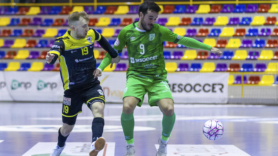 Dani Ramos, del BeSoccer UMA Antequera, controla el balón ante Santi Valladares, de O Parrulo Ferrol (Fotografía: iso100photopress)