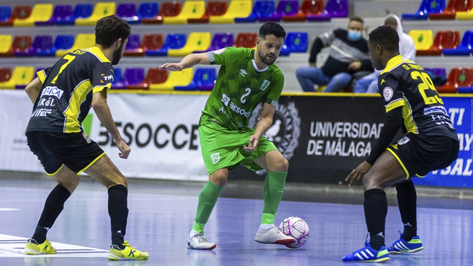 Burrito, jugador de BeSoccer UMA Antequera, ante dos contrarios.