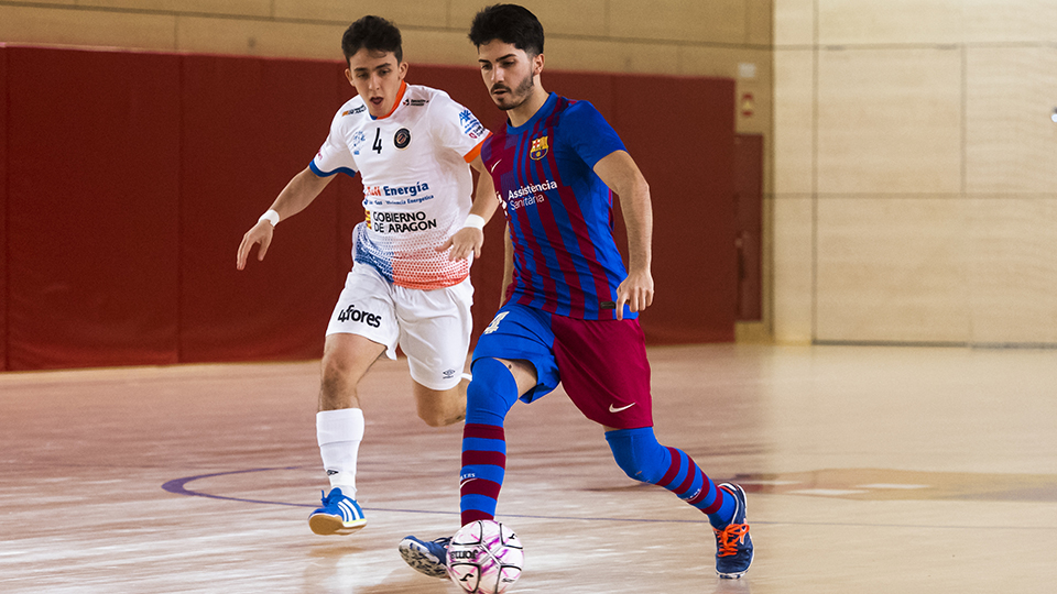 Víctor Pérez, del Barça B, conduce el balón ante Marcos Forga, del Full Energía Zaragoza