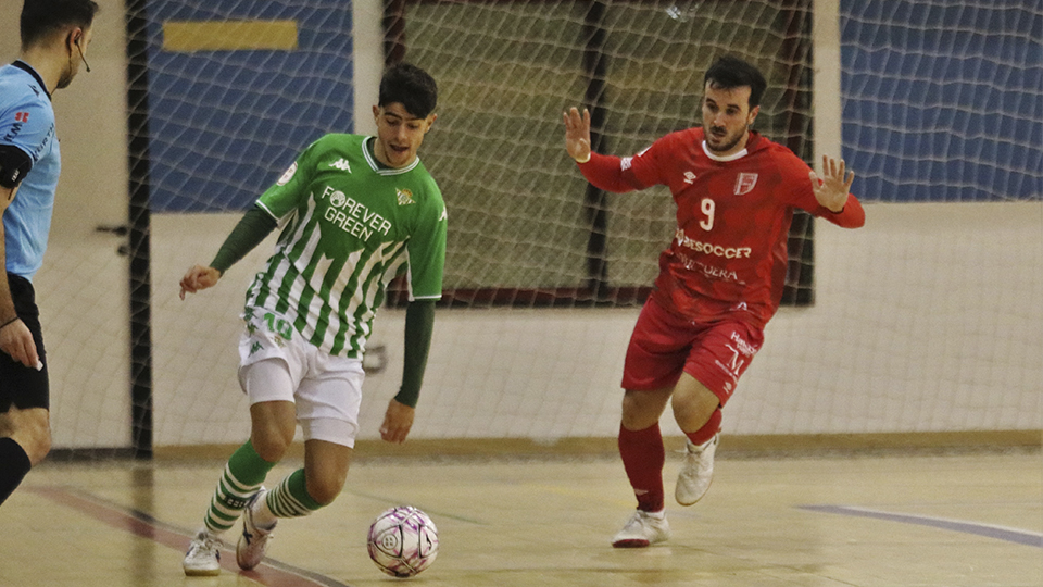 Pablo, del Real Betis Futsal B, con el balón ante Cobarro, de BeSoccer CD UMA Antequera.