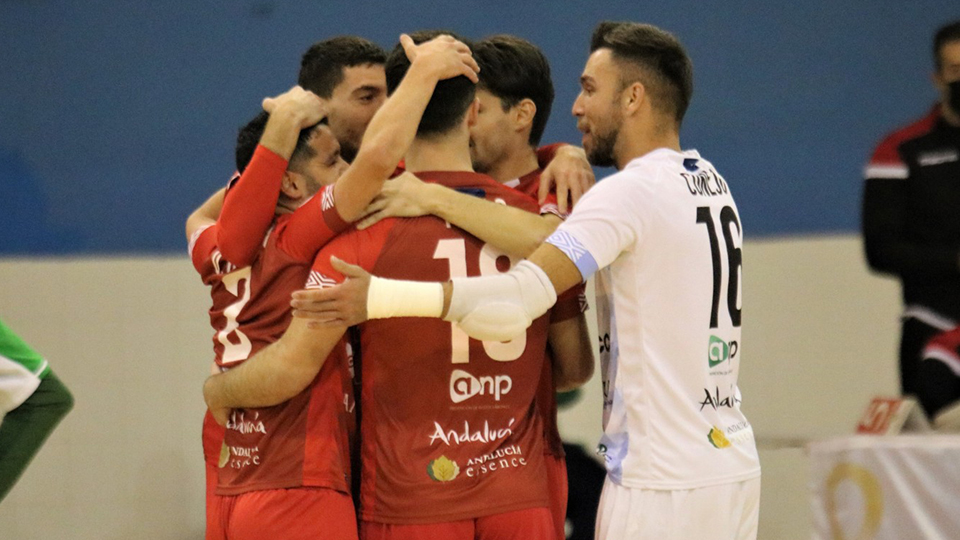 Los jugadores de BeSoccer UMA Antequera celebran un gol.