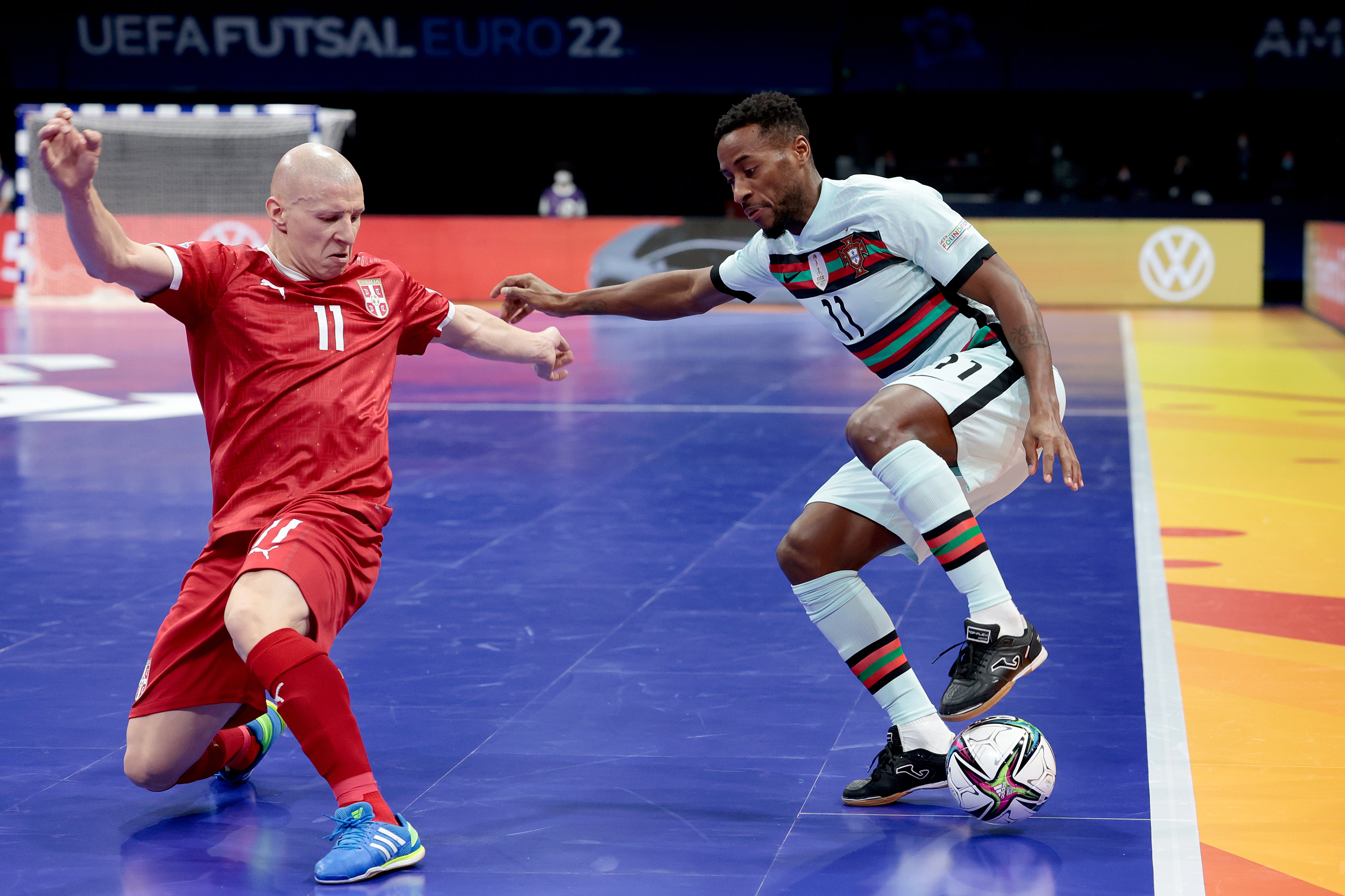 Pany Varela, de Portugal, encara a Rakic, de Serbia. Foto: UEFA