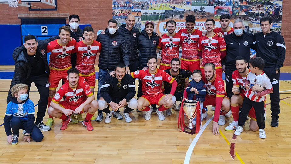 La plantilla del Jimbee Cartagena posa con la Copa Presidente.