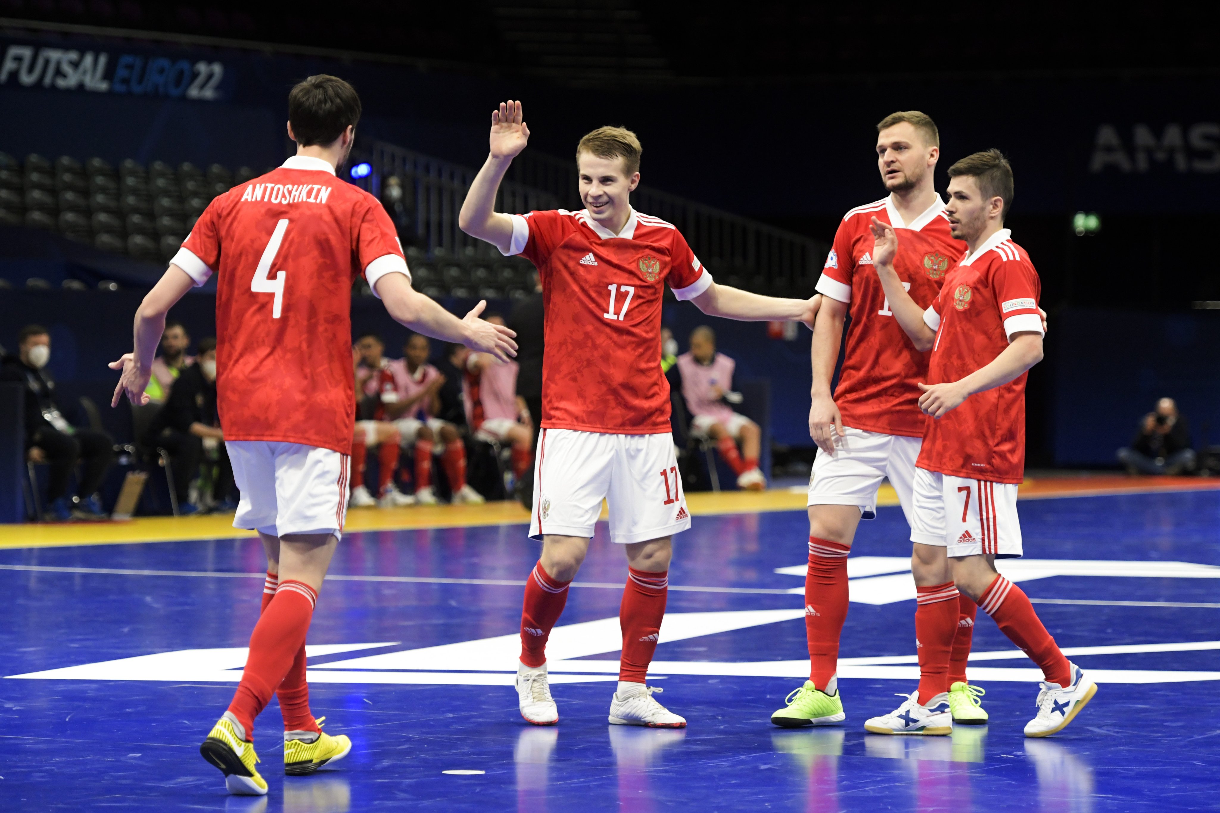 Antoshkin celebra un gol con sus compañeros de la Selección de Rusia durante el Europeo. Foto: UEFA