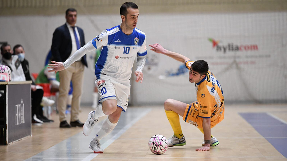 Adri, jugador de O Parrulo Ferrol, ante Dilín, del Atlético Benavente. (Foto: Ismael Miján / MijanPhoto)