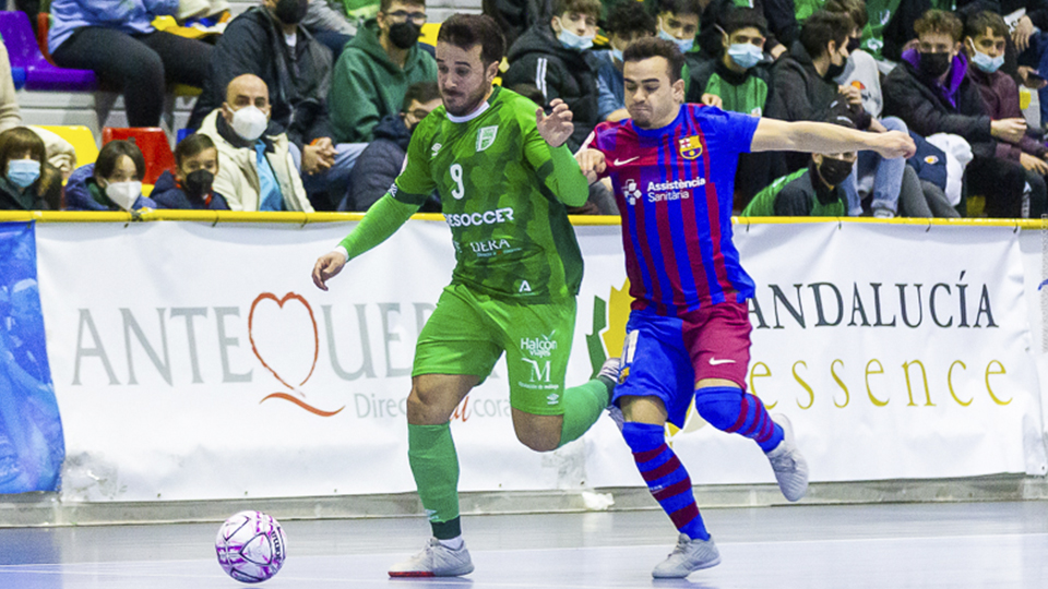 Dani Ramos, de BeSoccer UMA Antequera, pugna por el balón con un rival.