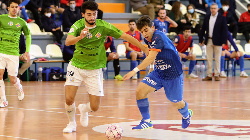 Gordillo, jugador del Visit Calvià Hidrobal, ante Marcos Forga, del Full Energía Zaragoza. (Foto: Andrea Royo López)