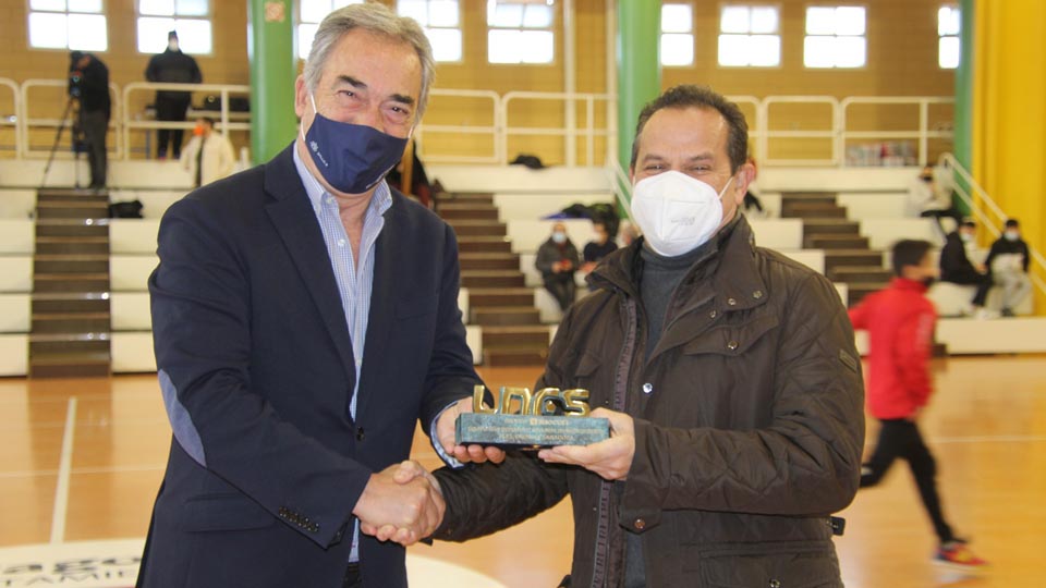 Javier Lozano entrega a Alberto Meseguer el trofeo a la Deportividad. Fotos: Andrea Royo.