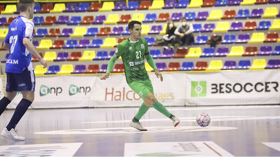 Óscar, jugador del BeSoccer CD UMA Antequera.