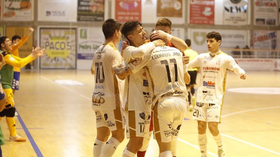 Los jugadores del Noia Portus Apostoli celebran un gol.