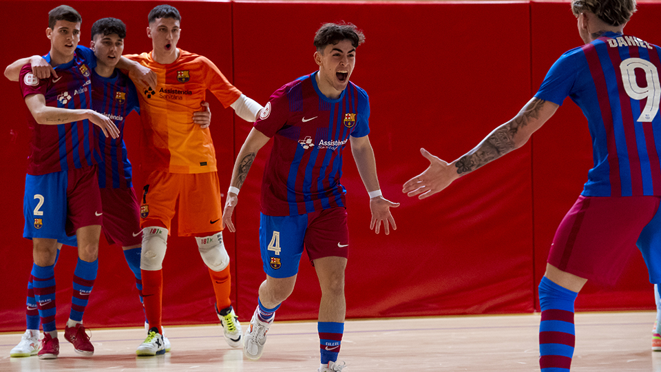 Los jugadores del Barça B celebran un tanto