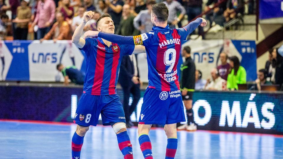 Márquez y Maxi Rescia celebran un gol del Levante UD FS