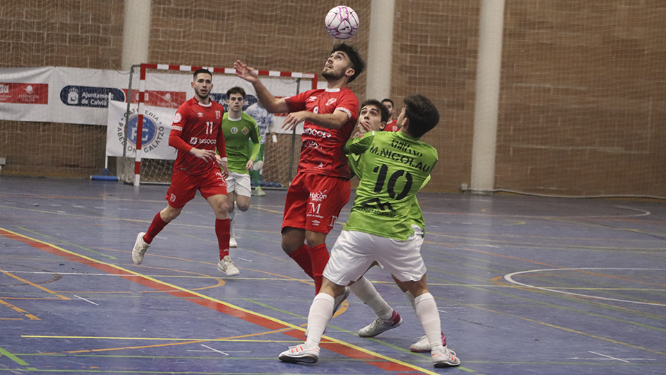 David Velasco, jugador del BeSoccer CD UMA Antequera, ante Nicolau, del Visit Calvià Hidrobal.