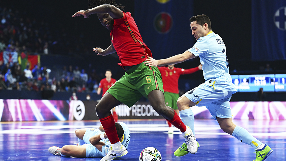 El portugués Zicky Té se marcha de Borja en la semifinal del Europeo. Foto: UEFA