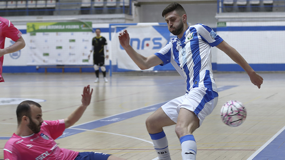 Chicho, del CD Leganés, pugna por el balón ante Javi Amorós, del FS Talavera