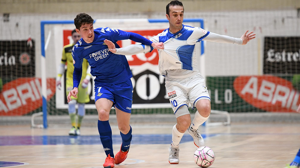 Adri, de O Parrulo Ferrol, conduce el balón ante Guido, del Real Betis Futsal B (Fotografía: Ismael Mijan / MijanPhoto)