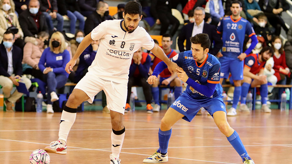 We Casas, jugador de la Unión África Ceutí, protege el balón ante Fran Tabuenca, del Full Energía Zaragoza. (Foto: Andrea Royo)