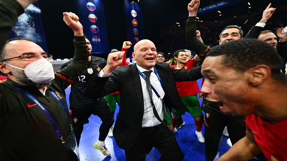 Euforia del seleccionador Jorge Braz después de que Portugal revalidase su título de campeón de Europa en Países Bajos. Foto: UEFA