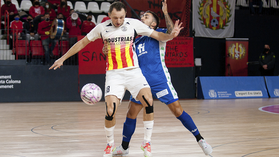 Drahovsky, de Industrias Santa Coloma, pelea por el balón con Joselito, del Real Betis Futsal.