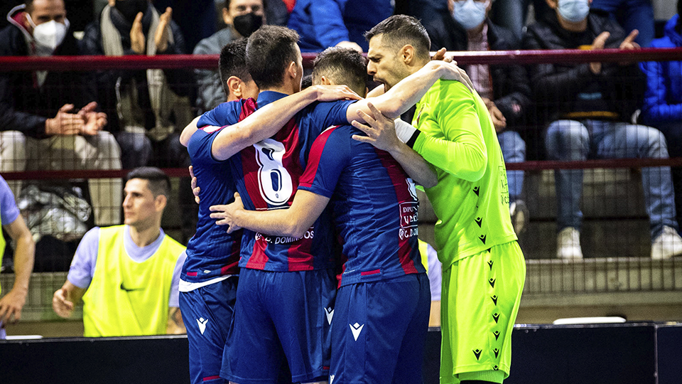 Los jugadores del Levante UD FS celebran un tanto.