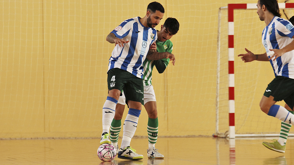 Palomares, jugador del CD Leganés, protege el balón ante Otero, del Real Betis Futsal B.