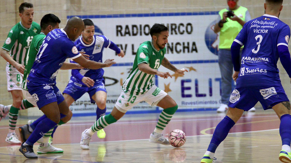 Joselito, del Real Betis Futsal, conduce el balón ante varios rivales del Manzanares FS Quesos El Hidalgo