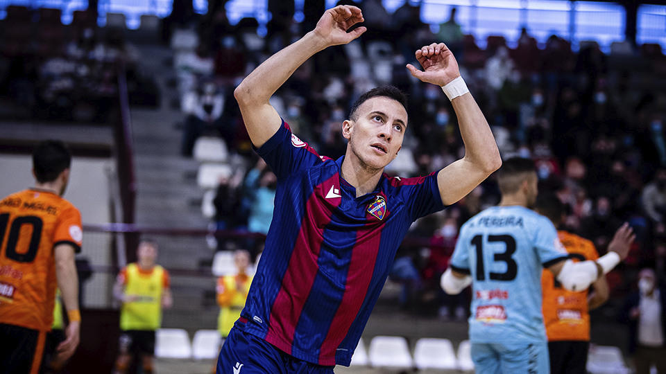 Maxi Rescia, del Levante UD, celebra un gol.