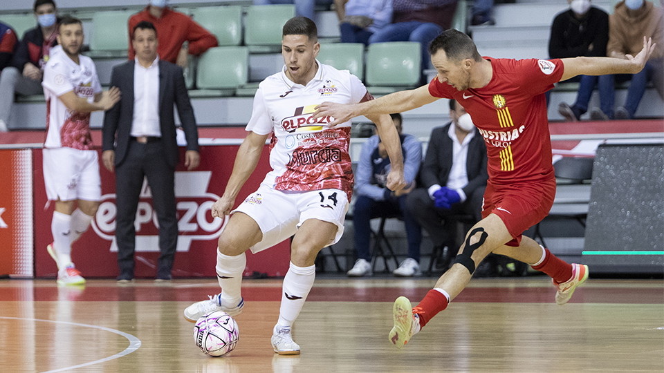 Fernando, de ElPozo Murcia Costa Cálida, ante Drahovsky, de Industrias Santa Coloma (Fotografía: Pascu Méndez)