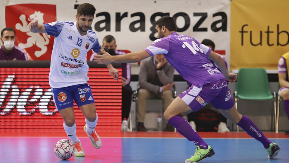 Ángel Claudino, del Fútbol Emotion Zaragoza, ante Tomaz, de Palma Futsal (Fotografía: Jorge Vicioso)
