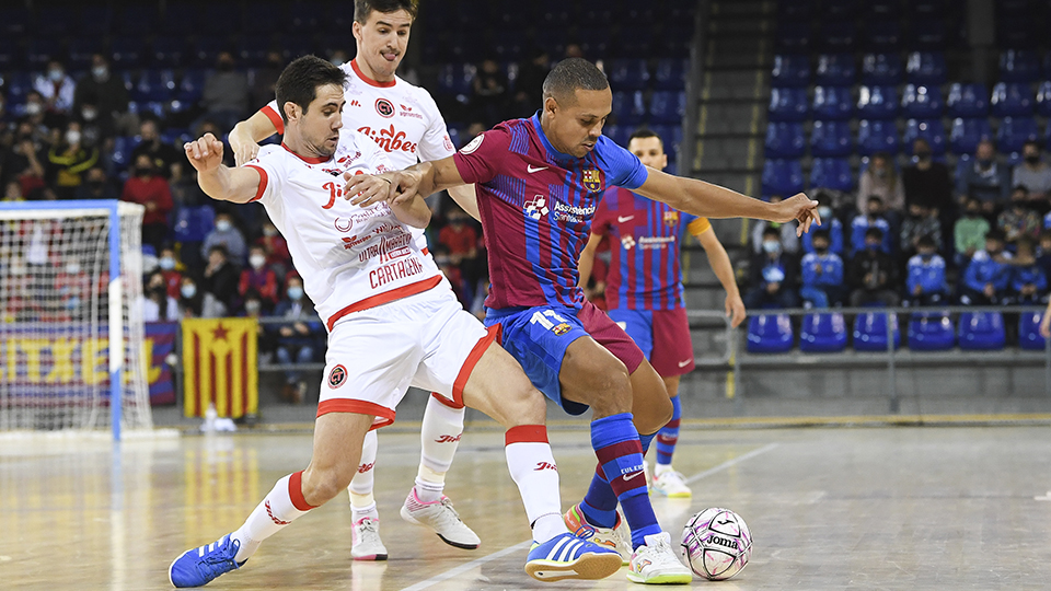 Ferrao, del Barça, protege el balón ante Bebe, de Jimbee Cartagena.