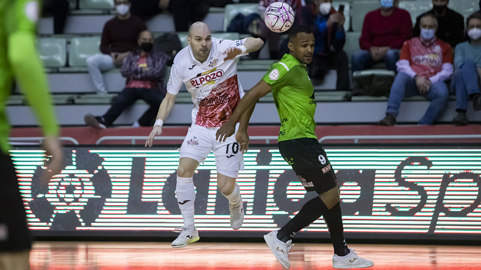 Taynan, de ElPozo Murcia Costa Cálida e Higor, del Palma Futsal, pugnan por el balón.