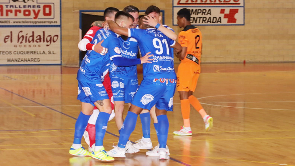 Los jugadores de Manzanares FS Quesos El Hidalgo celebran un gol