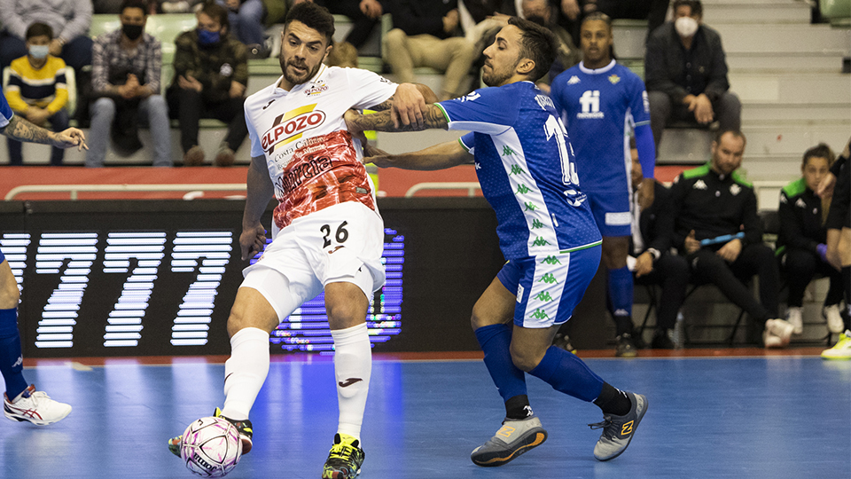 Matteus, jugador de ElPozo Murcia Costa Cálida, ante Joselito, del Real Betis Futsal.