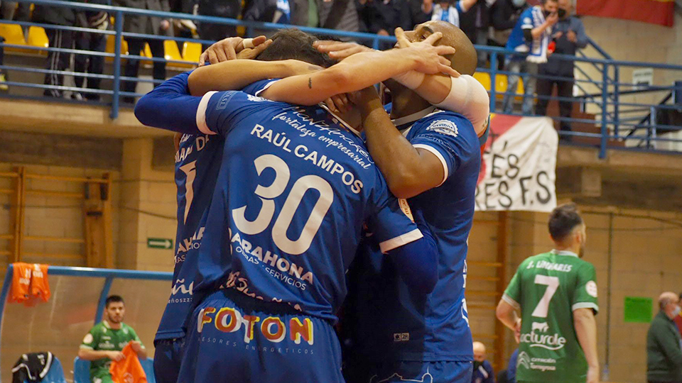 Los jugadores del Manzanares FS Quesos El Hidalgo celebran un tanto.